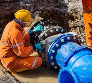 Water - Engineers fixing pipe - Source - shutterstock_383536681 resize Water - Engineers fixing pipe - Source - shutterstock_383536681 resize